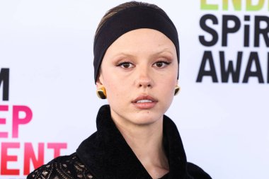 Mia Goth wearing John Galliano FW98 RTW arrives at the 2023 Film Independent Spirit Awards held at the Santa Monica Beach on March 4, 2023 in Santa Monica, Los Angeles, California, United States. 