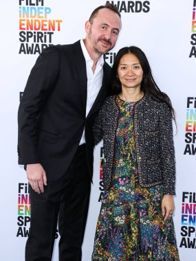 Nicolas Gonda and Chlo Zhao (Chloe Zhao) arrive at the 2023 Film Independent Spirit Awards held at the Santa Monica Beach on March 4, 2023 in Santa Monica, Los Angeles, California, United States.