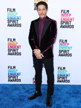 Theo Rossi arrives at the 2023 Film Independent Spirit Awards held at the Santa Monica Beach on March 4, 2023 in Santa Monica, Los Angeles, California, United States.