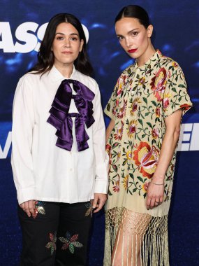 Abbi Jacobson ve Jodi Balfour, 7 Mart 2023 'te Westwood, Los Angeles, Kaliforniya, ABD' deki Regency Village Theatre 'da düzenlenen Apple TV +' s Original Series 'Ted Lasso' nun 3. sezonuna geldiler.. 