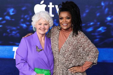 Annette Badland ve Yvette Nicole Brown, 7 Mart 2023 'te Westwood, Los Angeles, Kaliforniya, ABD' deki Regency Village Theatre 'da düzenlenen Apple TV' nin orijinal dizisi Ted Lasso 'nun 3. sezonuna geldiler.. 