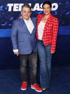 Patton Oswalt ve Meredith Salenger, 7 Mart 2023 'te Westwood, Los Angeles, Kaliforniya, ABD' deki Regency Village Theatre 'da düzenlenen Apple TV +' s Original Series 'Ted Lasso' nun 3. sezonuna geldiler.. 