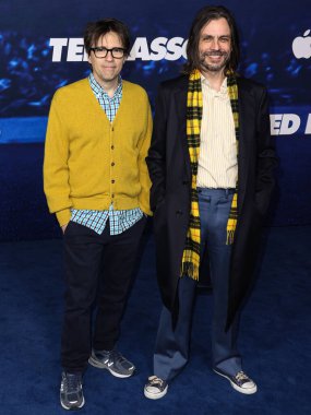 Rivers Cuomo ve Weezer 'dan Brian Bell, 7 Mart 2023' te Westwood, Los Angeles, Kaliforniya, ABD 'deki Regency Village Theatre' da düzenlenen Apple TV 'nin orijinal dizisi Ted Lasso' nun 3. sezonuna geldiler.. 