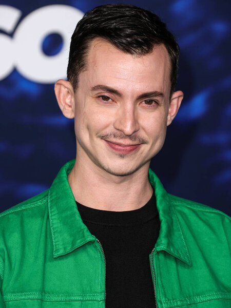 Адам Колборн прибывает на премьеру оригинального сериала "Тед Лассо" на канале Apple TV +, премьера которого состоялась в театре Regency Village 7 марта 2023 года в Вествуде, Лос-Анджелес, Калифорния, США. 