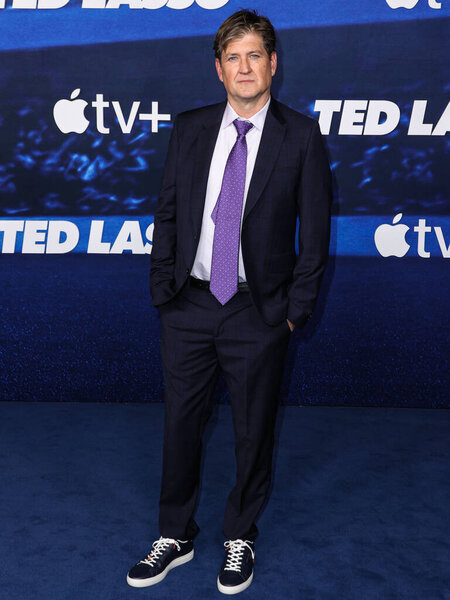 Билл Лоуренс прибывает в Лос-Анджелес на третий сезон сериала Apple TV + "Тед Лассо", который состоится в театре Regency Village 7 марта 2023 года в Уэствуде, Лос-Анджелес, Калифорния, США. 