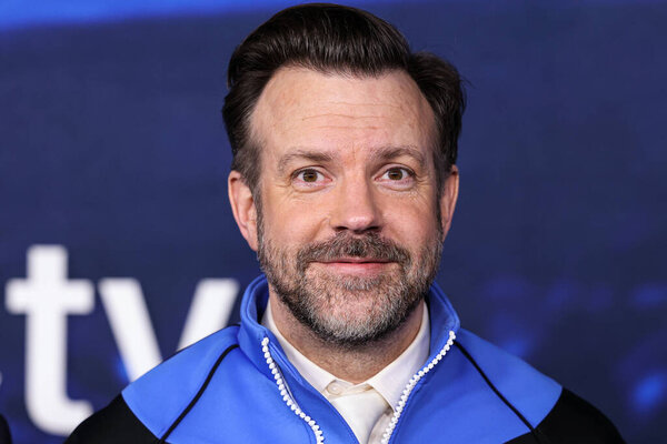 Джейсон Судейкис прибывает в Лос-Анджелес на премьеру оригинального сериала Apple TV + "Тед Лассо" Сезон 3, состоявшийся в театре Regency Village 7 марта 2023 года в Вествуде, Лос-Анджелес, Калифорния, США. 