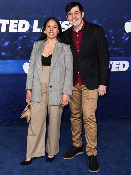 Лин Бовен и ди-джей Райан прибывают в Лос-Анджелес на третий сезон сериала Apple TV + "Тед Лассо", который состоится в театре Regency Village 7 марта 2023 года в Уэствуде, Лос-Анджелес, Калифорния, США.