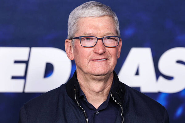 Главный исполнительный директор Apple Тим Кук прибывает на премьеру оригинального сериала Apple TV + "Тед Лассо", который состоялся в театре Regency Village 7 марта 2023 года в Вествуде, штат Калифорния, США.