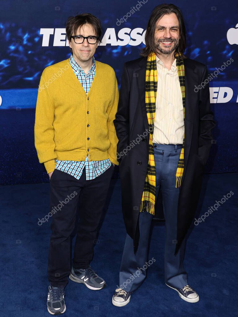 Rivers Cuomo y Brian Bell de Weezer llegan al estreno en Los Ángeles de