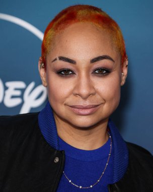 Amerikalı aktris, şarkıcı ve söz yazarı Raven-Symone (Raven-Symone), 8 Mart 2023 'te Los Angeles' taki The Orpheum Theatre 'da düzenlenen Disney +' Music Docu-Special 'Bono & The Edge: A kind of Homecoming' e geldi.