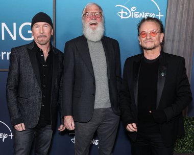 İrlandalı müzisyen The Edge (David Howell Evans), Amerikan televizyon sunucusu, komedyen ve yapımcı Dave Letterman ve İrlandalı şarkıcı-söz yazarı, aktivist ve hayırsever Bono (Paul David Hewson) 8 Mart 2023 tarihinde Los Angeles, ABD 'de The Orpheum Theatre' da