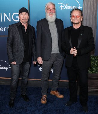 İrlandalı müzisyen The Edge (David Howell Evans), Amerikan televizyon sunucusu, komedyen ve yapımcı Dave Letterman ve İrlandalı şarkıcı-söz yazarı, aktivist ve hayırsever Bono (Paul David Hewson) 8 Mart 2023 tarihinde Los Angeles, ABD 'de The Orpheum Theatre' da