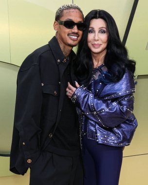 Alexander Edwards ve Cher, 9 Mart 2023 'te Amerika Birleşik Devletleri' nin Los Angeles eyaletinin Batı Hollywood şehrinde düzenlenen Versace Fall / Winter 2023 Moda Show 'a geldiler..