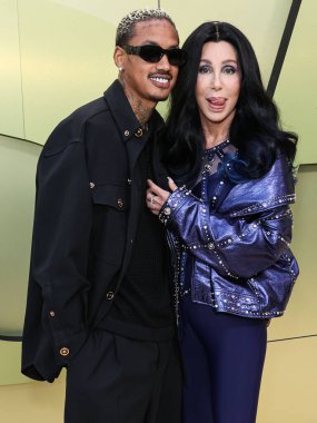 Alexander Edwards ve Cher, 9 Mart 2023 'te Amerika Birleşik Devletleri' nin Los Angeles eyaletinin Batı Hollywood şehrinde düzenlenen Versace Fall / Winter 2023 Moda Show 'a geldiler..