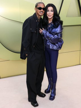 Alexander Edwards ve Cher, 9 Mart 2023 'te Amerika Birleşik Devletleri' nin Los Angeles eyaletinin Batı Hollywood şehrinde düzenlenen Versace Fall / Winter 2023 Moda Show 'a geldiler..