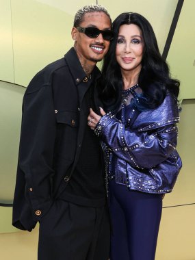 Alexander Edwards ve Cher, 9 Mart 2023 'te Amerika Birleşik Devletleri' nin Los Angeles eyaletinin Batı Hollywood şehrinde düzenlenen Versace Fall / Winter 2023 Moda Show 'a geldiler..