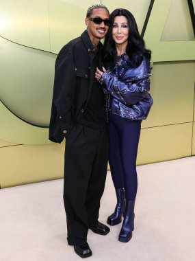 Alexander Edwards ve Cher, 9 Mart 2023 'te Amerika Birleşik Devletleri' nin Los Angeles eyaletinin Batı Hollywood şehrinde düzenlenen Versace Fall / Winter 2023 Moda Show 'a geldiler..