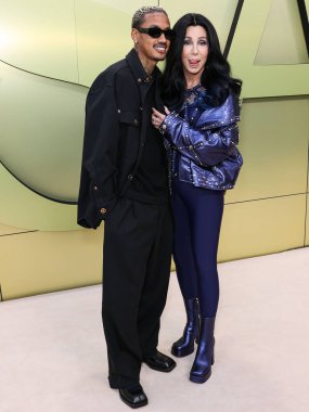 Alexander Edwards ve Cher, 9 Mart 2023 'te Amerika Birleşik Devletleri' nin Los Angeles eyaletinin Batı Hollywood şehrinde düzenlenen Versace Fall / Winter 2023 Moda Show 'a geldiler..