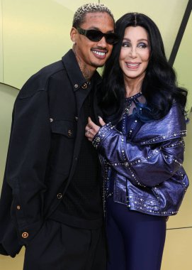 Alexander Edwards ve Cher, 9 Mart 2023 'te Amerika Birleşik Devletleri' nin Los Angeles eyaletinin Batı Hollywood şehrinde düzenlenen Versace Fall / Winter 2023 Moda Show 'a geldiler..