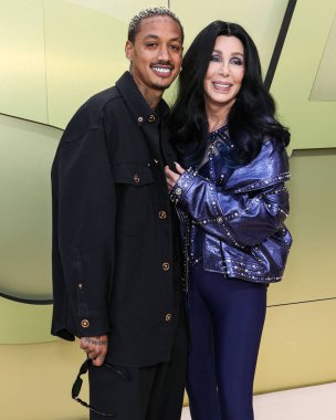 Alexander Edwards ve Cher, 9 Mart 2023 'te Amerika Birleşik Devletleri' nin Los Angeles eyaletinin Batı Hollywood şehrinde düzenlenen Versace Fall / Winter 2023 Moda Show 'a geldiler..