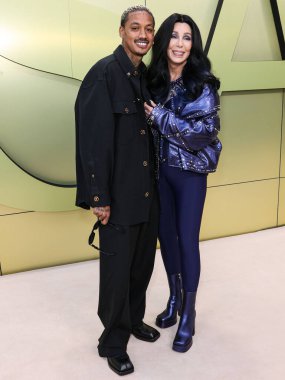 Alexander Edwards ve Cher, 9 Mart 2023 'te Amerika Birleşik Devletleri' nin Los Angeles eyaletinin Batı Hollywood şehrinde düzenlenen Versace Fall / Winter 2023 Moda Show 'a geldiler..
