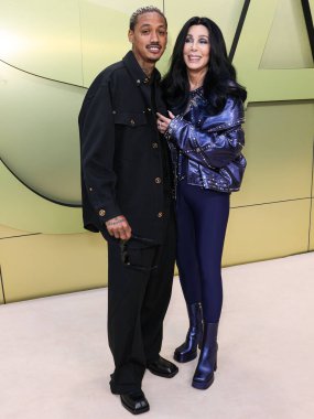 Alexander Edwards ve Cher, 9 Mart 2023 'te Amerika Birleşik Devletleri' nin Los Angeles eyaletinin Batı Hollywood şehrinde düzenlenen Versace Fall / Winter 2023 Moda Show 'a geldiler..