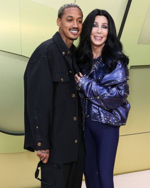 Alexander Edwards ve Cher, 9 Mart 2023 'te Amerika Birleşik Devletleri' nin Los Angeles eyaletinin Batı Hollywood şehrinde düzenlenen Versace Fall / Winter 2023 Moda Show 'a geldiler..