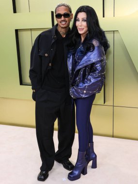 Alexander Edwards ve Cher, 9 Mart 2023 'te Amerika Birleşik Devletleri' nin Los Angeles eyaletinin Batı Hollywood şehrinde düzenlenen Versace Fall / Winter 2023 Moda Show 'a geldiler..