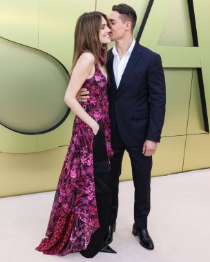 Allison Williams ve Alexander Dreymon, 9 Mart 2023 'te Batı Hollywood, Los Angeles, Kaliforniya, ABD' deki Pasifik Tasarım Merkezi 'nde düzenlenen Versace Fall / Winter 2023 Moda Show' a geldiler.. 