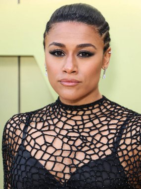 Amerikalı aktris, dansçı ve şarkıcı Ariana DeBose, 9 Mart 2023 'te Amerika Birleşik Devletleri' nin Batı Hollywood, Los Angeles, Kaliforniya eyaletindeki Pacific Design Center 'da düzenlenen Versace Fall / Winter Moda Show' a geldi..