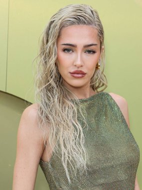 Delilah Belle Hamlin, 9 Mart 2023 'te Amerika Birleşik Devletleri' nin Los Angeles eyaletinin Batı Hollywood şehrinde düzenlenen Versace Güz / Kış Moda Şovu 'na geldi.. 