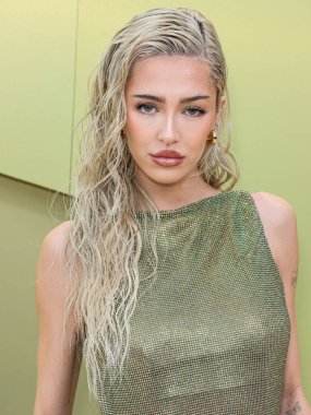 Delilah Belle Hamlin, 9 Mart 2023 'te Amerika Birleşik Devletleri' nin Los Angeles eyaletinin Batı Hollywood şehrinde düzenlenen Versace Güz / Kış Moda Şovu 'na geldi.. 