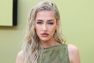 Delilah Belle Hamlin, 9 Mart 2023 'te Amerika Birleşik Devletleri' nin Los Angeles eyaletinin Batı Hollywood şehrinde düzenlenen Versace Güz / Kış Moda Şovu 'na geldi.. 