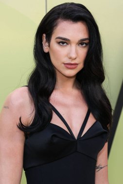 İngiliz-Arnavut şarkıcı Dua Lipa, 9 Mart 2023 'te Batı Hollywood, Los Angeles, Kaliforniya, ABD' deki Pacific Design Center 'da düzenlenen Versace / Winter 2023 Moda Show' a geldi.. 