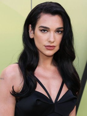 İngiliz-Arnavut şarkıcı Dua Lipa, 9 Mart 2023 'te Batı Hollywood, Los Angeles, Kaliforniya, ABD' deki Pacific Design Center 'da düzenlenen Versace / Winter 2023 Moda Show' a geldi.. 