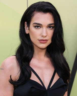 İngiliz-Arnavut şarkıcı Dua Lipa, 9 Mart 2023 'te Batı Hollywood, Los Angeles, Kaliforniya, ABD' deki Pacific Design Center 'da düzenlenen Versace / Winter 2023 Moda Show' a geldi.. 