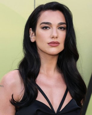 İngiliz-Arnavut şarkıcı Dua Lipa, 9 Mart 2023 'te Batı Hollywood, Los Angeles, Kaliforniya, ABD' deki Pacific Design Center 'da düzenlenen Versace / Winter 2023 Moda Show' a geldi.. 