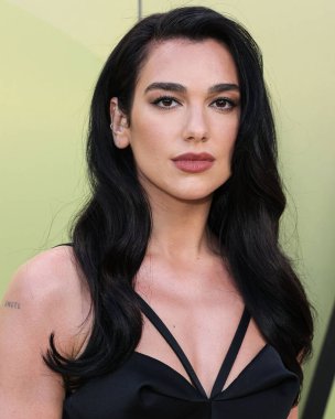 İngiliz-Arnavut şarkıcı Dua Lipa, 9 Mart 2023 'te Batı Hollywood, Los Angeles, Kaliforniya, ABD' deki Pacific Design Center 'da düzenlenen Versace / Winter 2023 Moda Show' a geldi.. 