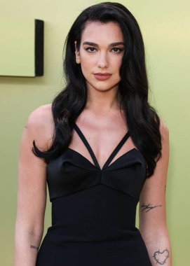 İngiliz-Arnavut şarkıcı Dua Lipa, 9 Mart 2023 'te Batı Hollywood, Los Angeles, Kaliforniya, ABD' deki Pacific Design Center 'da düzenlenen Versace / Winter 2023 Moda Show' a geldi.. 