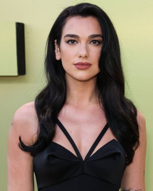 İngiliz-Arnavut şarkıcı Dua Lipa, 9 Mart 2023 'te Batı Hollywood, Los Angeles, Kaliforniya, ABD' deki Pacific Design Center 'da düzenlenen Versace / Winter 2023 Moda Show' a geldi.. 