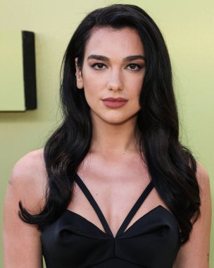 İngiliz-Arnavut şarkıcı Dua Lipa, 9 Mart 2023 'te Batı Hollywood, Los Angeles, Kaliforniya, ABD' deki Pacific Design Center 'da düzenlenen Versace / Winter 2023 Moda Show' a geldi.. 