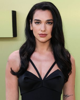 İngiliz-Arnavut şarkıcı Dua Lipa, 9 Mart 2023 'te Batı Hollywood, Los Angeles, Kaliforniya, ABD' deki Pacific Design Center 'da düzenlenen Versace / Winter 2023 Moda Show' a geldi.. 