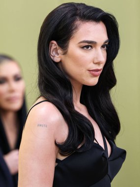 İngiliz-Arnavut şarkıcı Dua Lipa, 9 Mart 2023 'te Batı Hollywood, Los Angeles, Kaliforniya, ABD' deki Pacific Design Center 'da düzenlenen Versace / Winter 2023 Moda Show' a geldi.. 