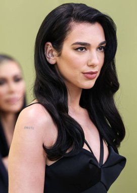 İngiliz-Arnavut şarkıcı Dua Lipa, 9 Mart 2023 'te Batı Hollywood, Los Angeles, Kaliforniya, ABD' deki Pacific Design Center 'da düzenlenen Versace / Winter 2023 Moda Show' a geldi.. 