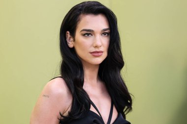 İngiliz-Arnavut şarkıcı Dua Lipa, 9 Mart 2023 'te Batı Hollywood, Los Angeles, Kaliforniya, ABD' deki Pacific Design Center 'da düzenlenen Versace / Winter 2023 Moda Show' a geldi.. 