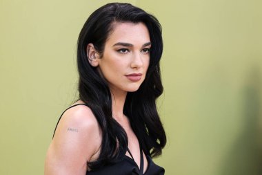 İngiliz-Arnavut şarkıcı Dua Lipa, 9 Mart 2023 'te Batı Hollywood, Los Angeles, Kaliforniya, ABD' deki Pacific Design Center 'da düzenlenen Versace / Winter 2023 Moda Show' a geldi.. 