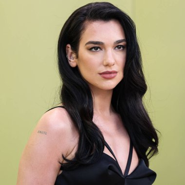 İngiliz-Arnavut şarkıcı Dua Lipa, 9 Mart 2023 'te Batı Hollywood, Los Angeles, Kaliforniya, ABD' deki Pacific Design Center 'da düzenlenen Versace / Winter 2023 Moda Show' a geldi.. 