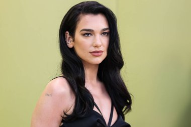 İngiliz-Arnavut şarkıcı Dua Lipa, 9 Mart 2023 'te Batı Hollywood, Los Angeles, Kaliforniya, ABD' deki Pacific Design Center 'da düzenlenen Versace / Winter 2023 Moda Show' a geldi.. 