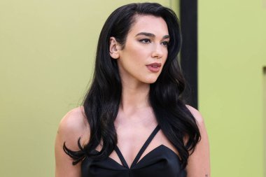 İngiliz-Arnavut şarkıcı Dua Lipa, 9 Mart 2023 'te Batı Hollywood, Los Angeles, Kaliforniya, ABD' deki Pacific Design Center 'da düzenlenen Versace / Winter 2023 Moda Show' a geldi.. 