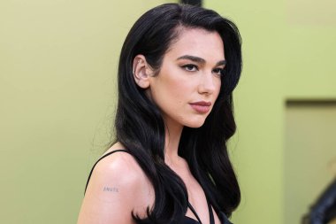 İngiliz-Arnavut şarkıcı Dua Lipa, 9 Mart 2023 'te Batı Hollywood, Los Angeles, Kaliforniya, ABD' deki Pacific Design Center 'da düzenlenen Versace / Winter 2023 Moda Show' a geldi.. 